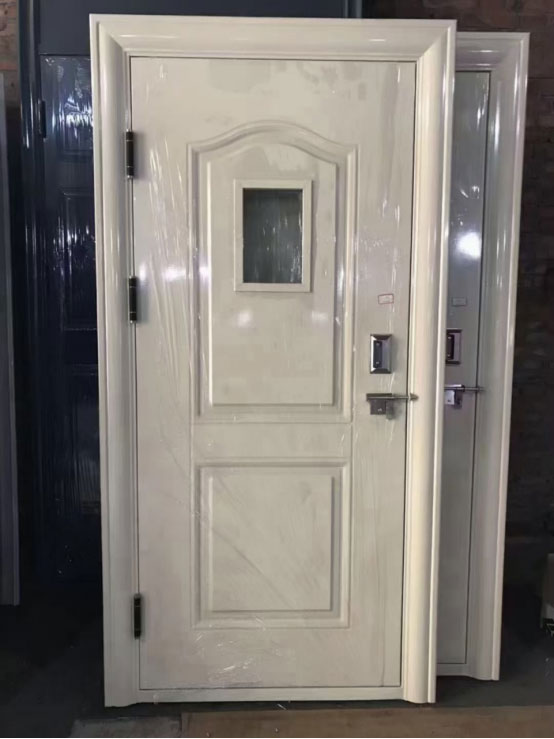 镇巴学校教室门