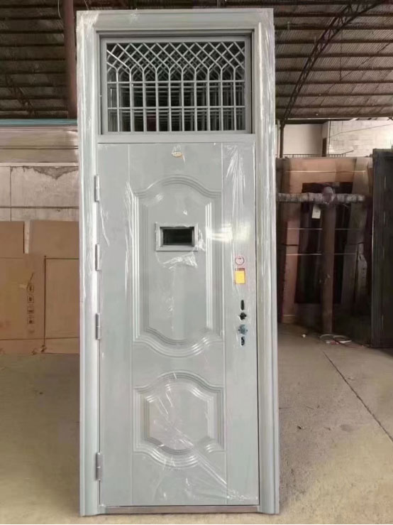 镇巴学校教室门