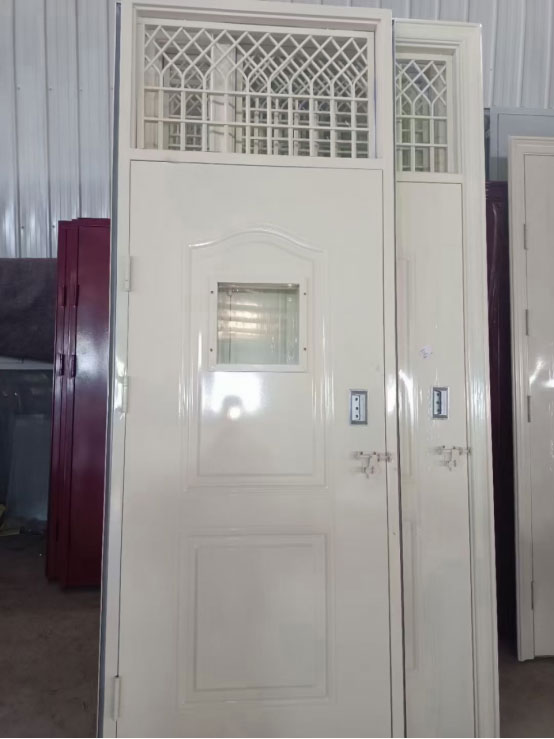 镇巴学校教室门