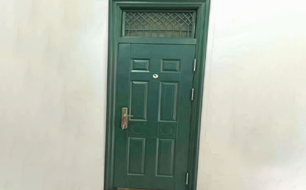 镇巴学校教室门