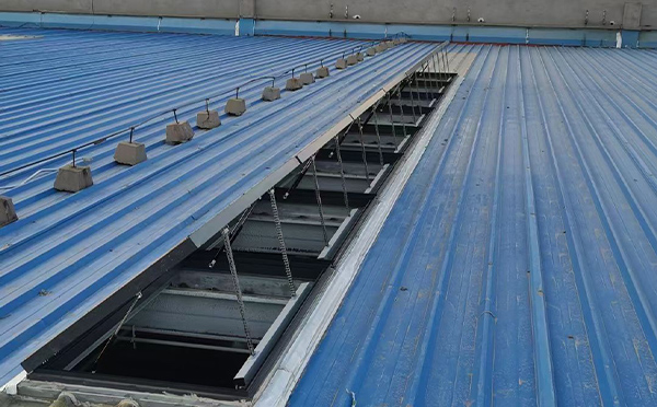 某城市大型商业综合体中庭镇巴排烟窗工程