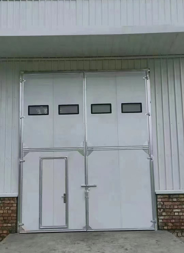 镇巴工业门在设备装配车间出入口的实施记录 镇巴工业门在设备装配车间出入口的实施记录